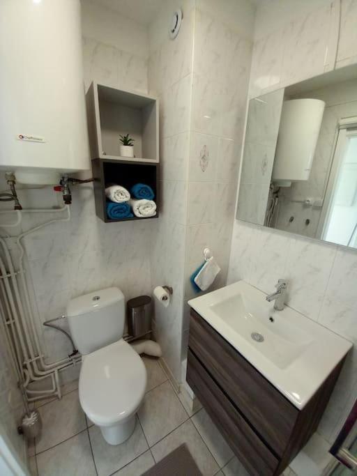 Appart 2/4 Pers Proche Centre Avec Balcon, Parking Narbonne Exterior photo